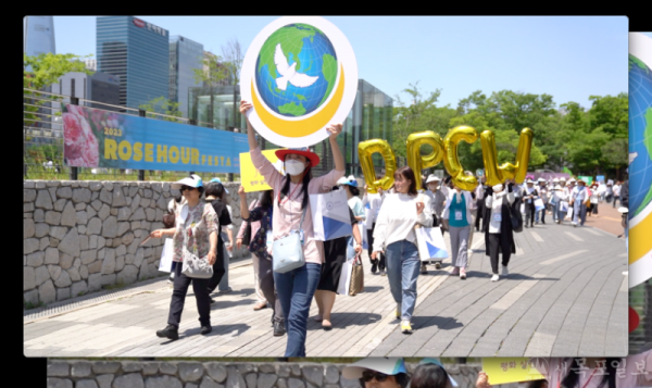 2. IWPG 회원들이 25일 서울 올림픽 평화의 광장에서 평화걷기를 하고 있다..png