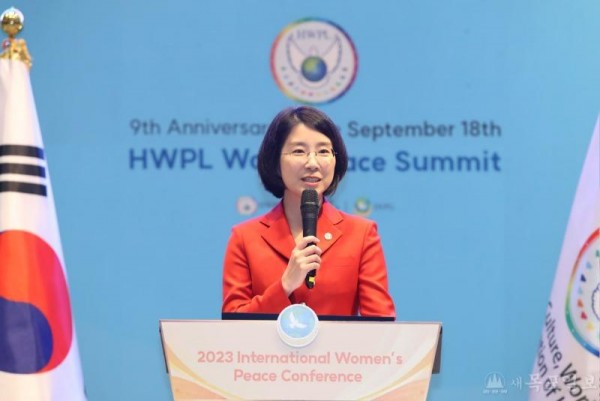 윤현숙 세계여성평화그룹(IWPG) 대표가 19일 인천 중구 그랜드 하얏트 인천 웨스트 타워에서  열린 ‘2023 세계여성평화 콘퍼런스’에서 개회사를 하고 있다. (제공=IWPG).jpg